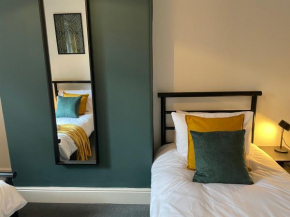 Thornton - Stylish 3 bed terraced house with free parking